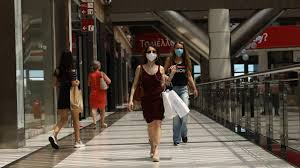 μάσκα για τους καταναλωτές μέσα σε εμπορικά κέντρα και το όριο των 6 ατόμων ανά τραπέζι